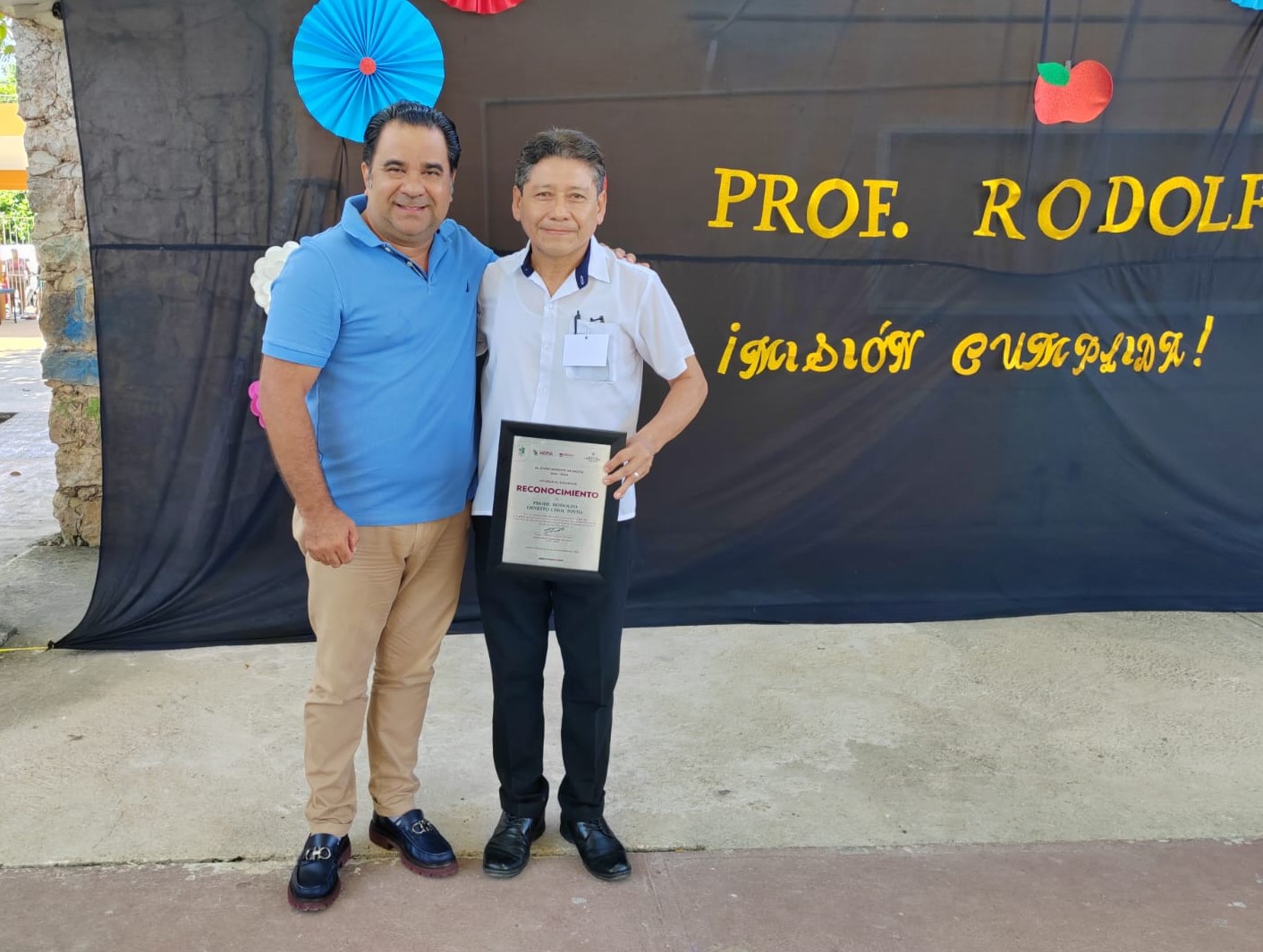 Merecido reconocimiento al profesor Rodolfo Chuc Pinto en Motul