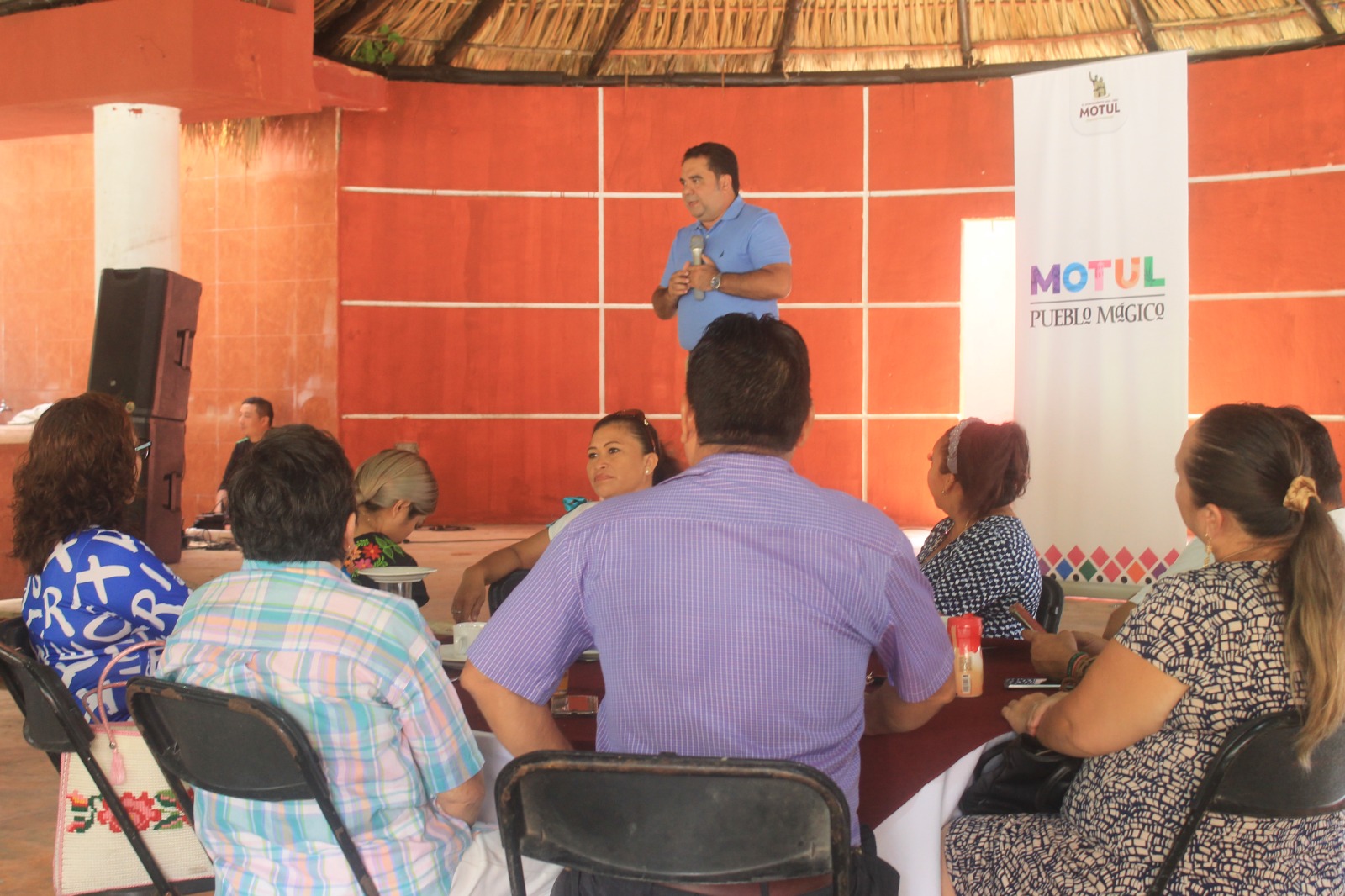Roger Aguilar consensua con autoridades educativas planes para Motul