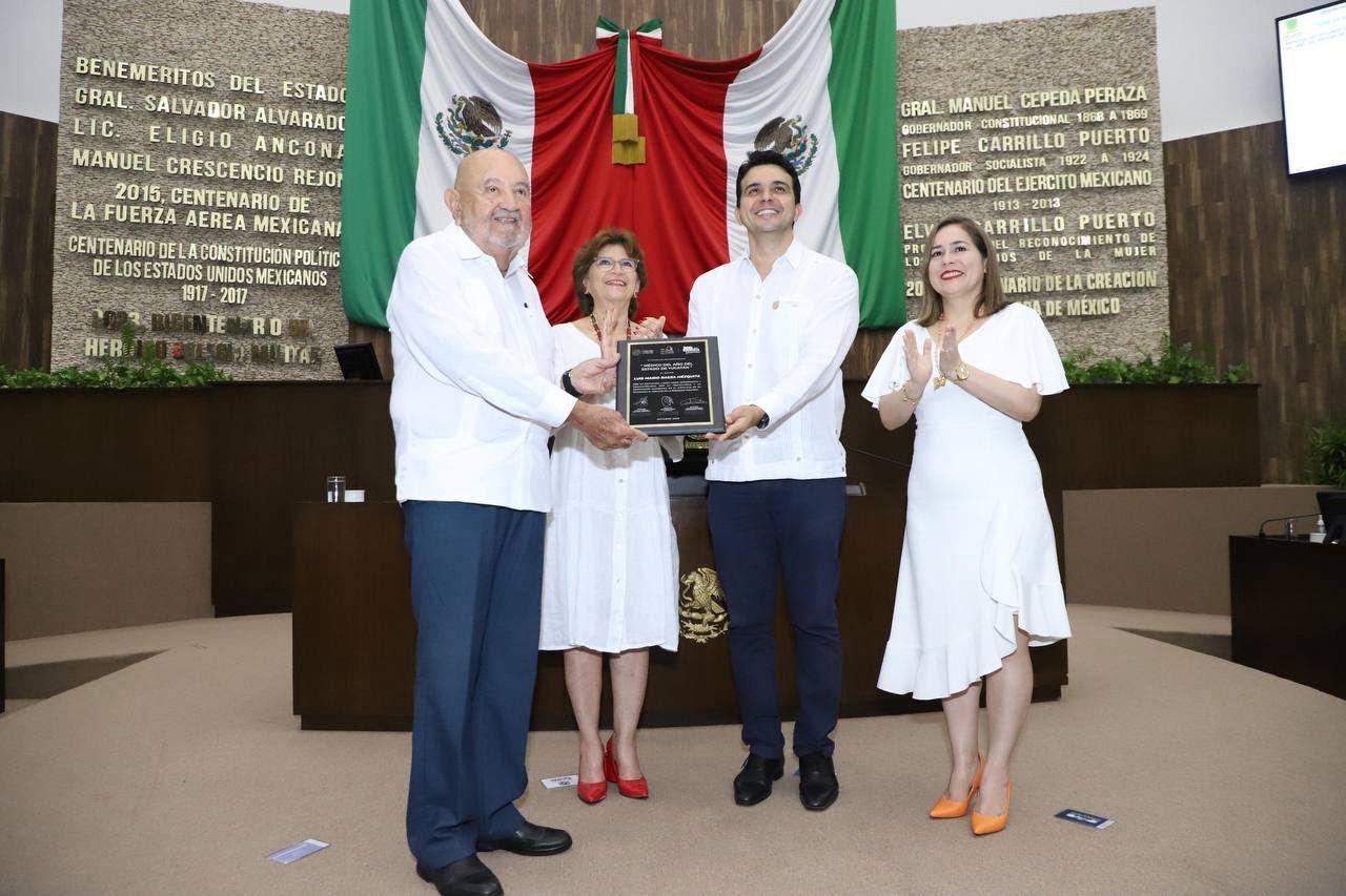 Luis Baeza recibe el reconocimiento como Médico del Año