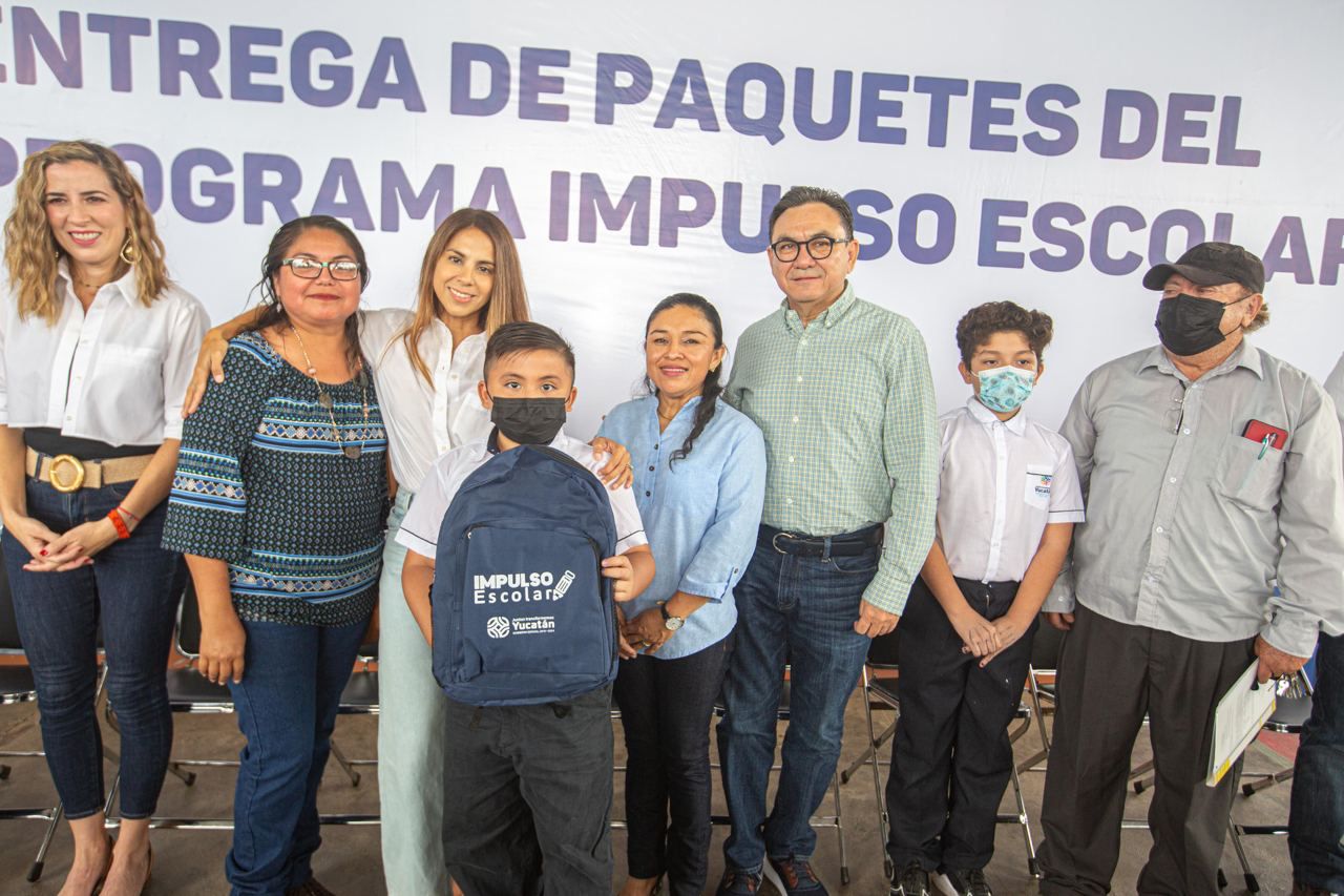 Liborio Vidal entrega paquetes de útiles escolares en Tixcacal-Opichén