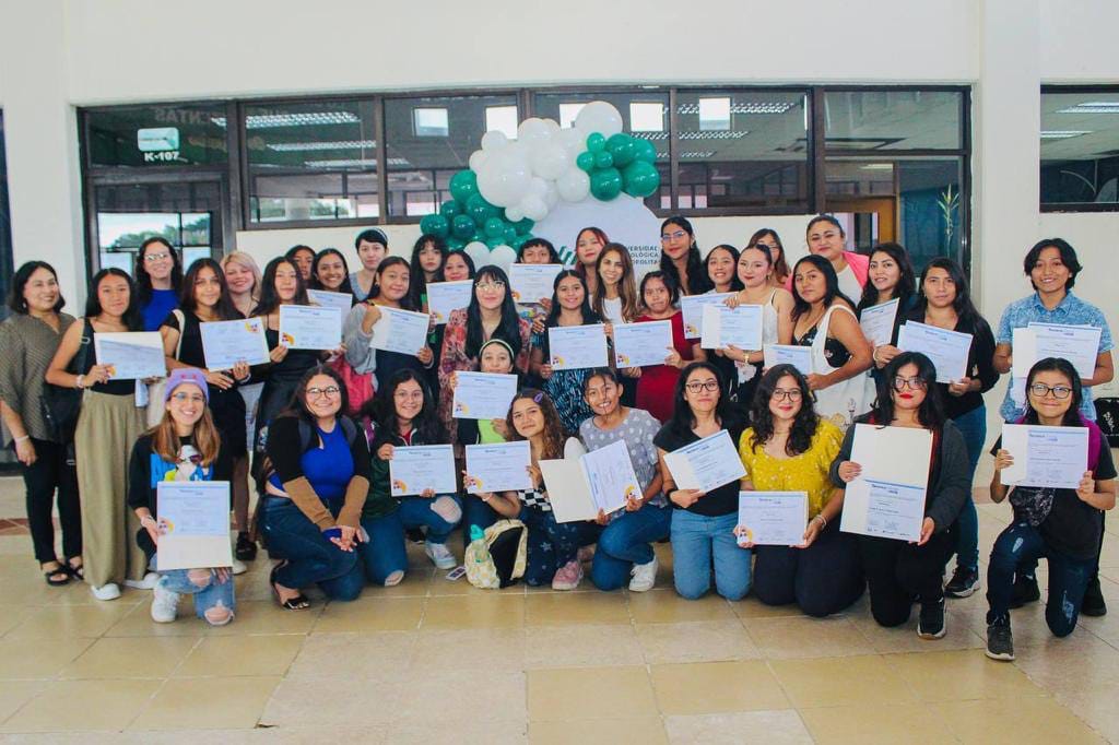 Mujeres se gradúan en el programa «Technolochicas» de la UTM