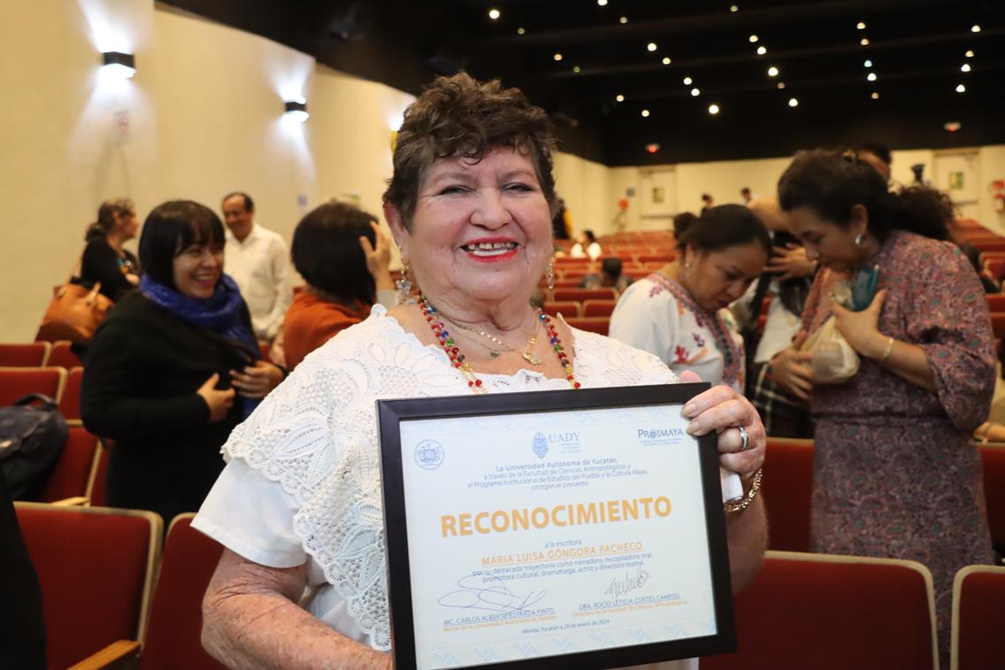 María Luisa Góngora Pacheco, defensora del teatro y de la lengua maya, recibe homenaje
