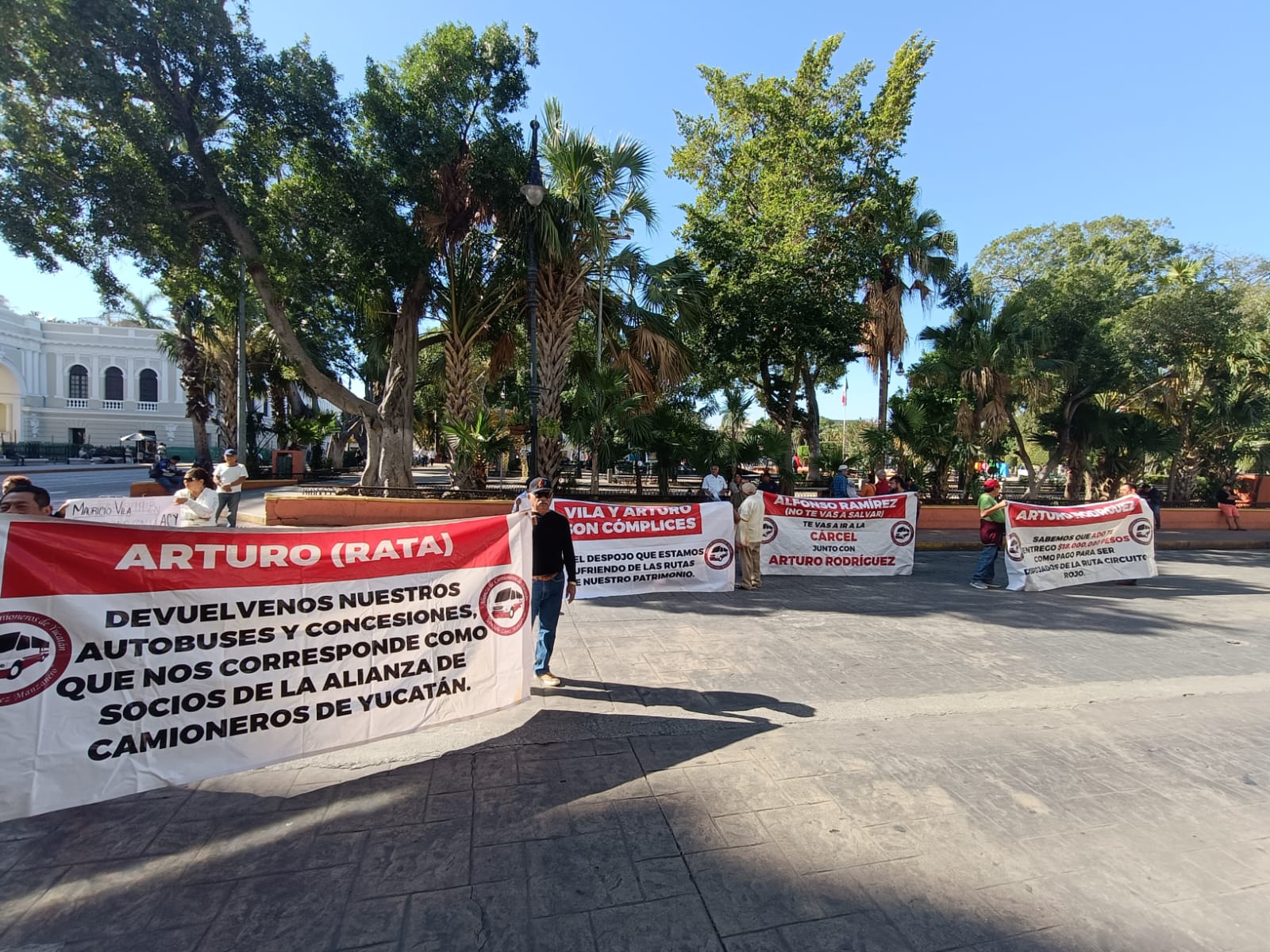 Socios de la Alianza de Camioneros exigen justicia frente a Palacio de Gobierno