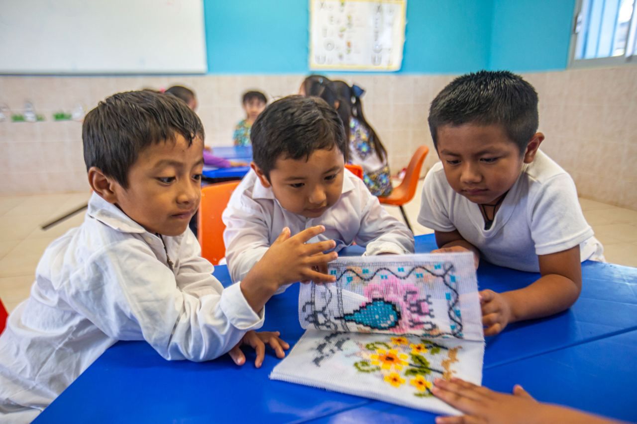 En San José Oriente, alumnos de preescolar bordan libros en xokbil chuuy