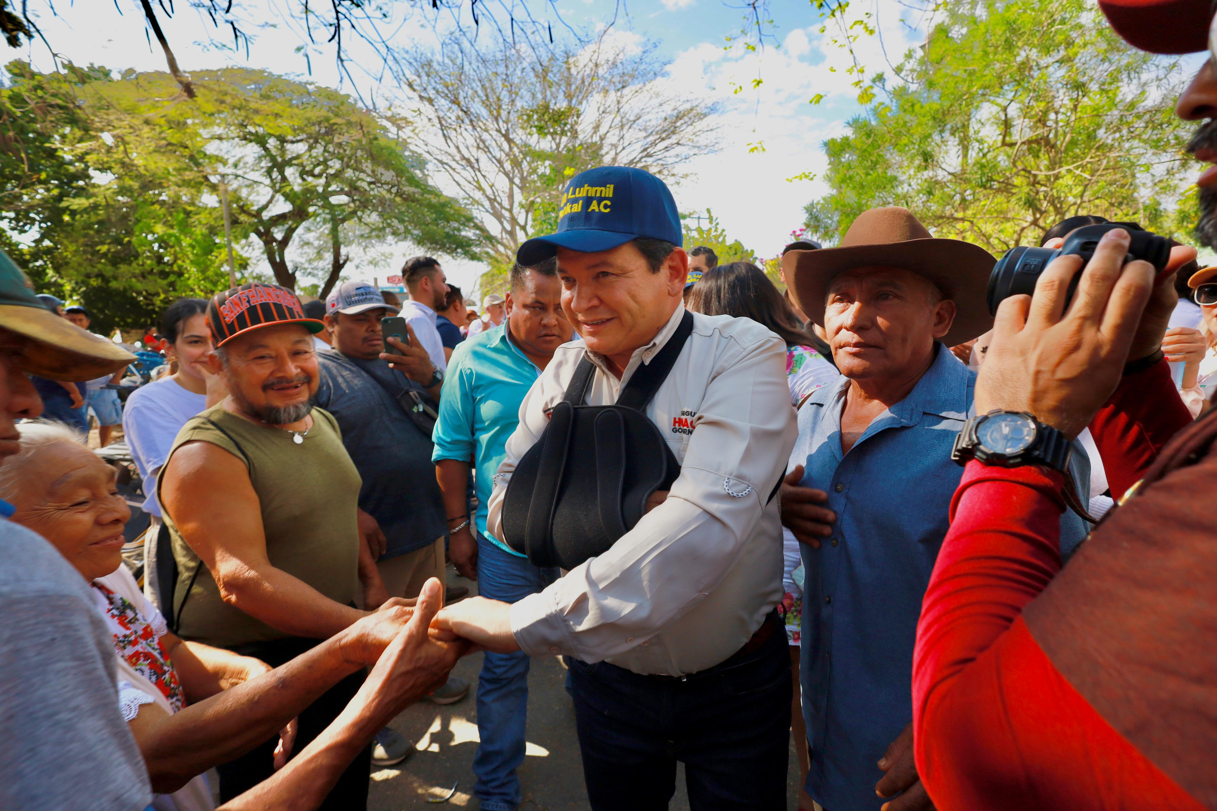 Huacho Díaz ofrece impulsar al campo yucateco en Oxkutzcab
