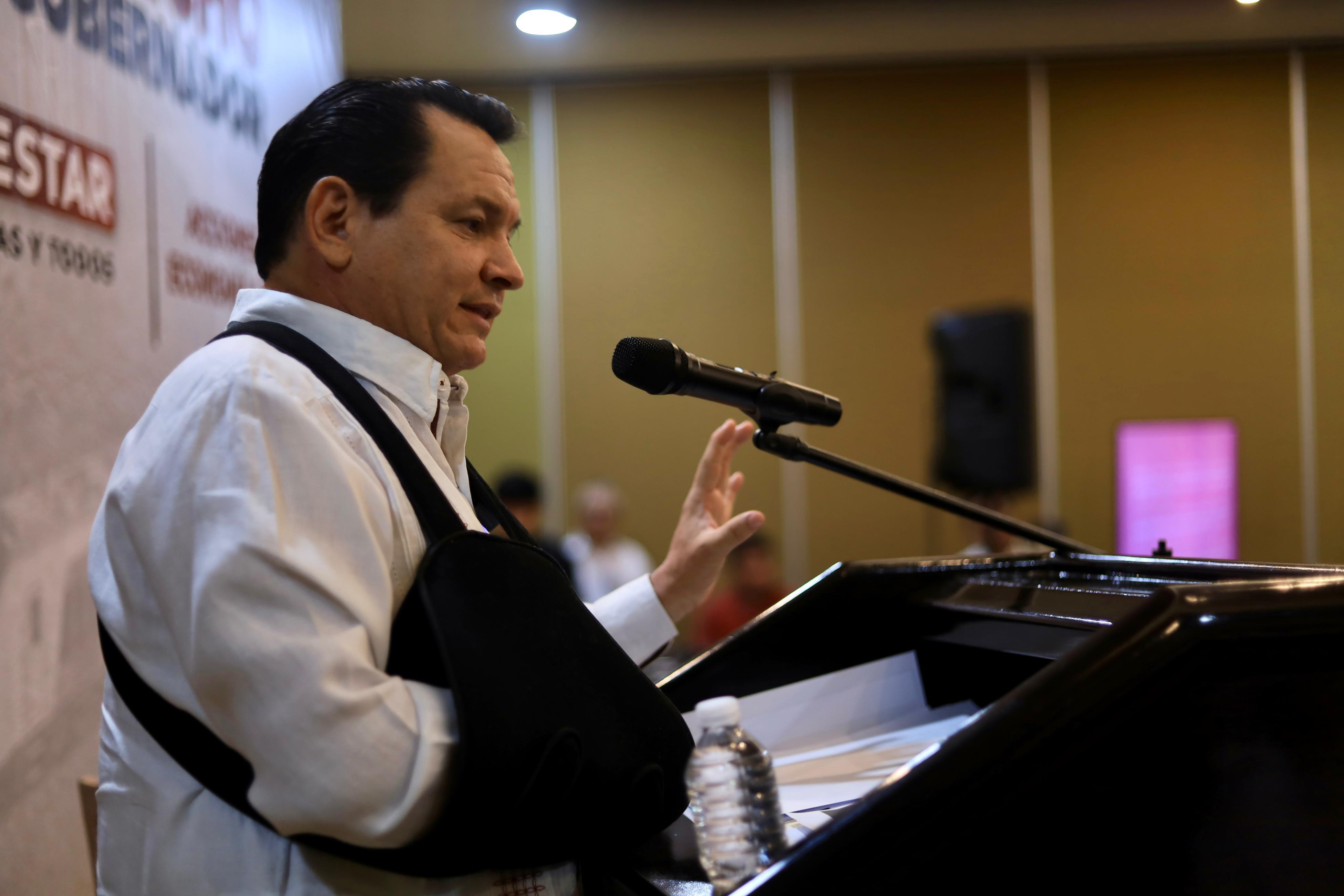 Huacho Díaz Mena presenta su plan económico «Renacimiento maya»