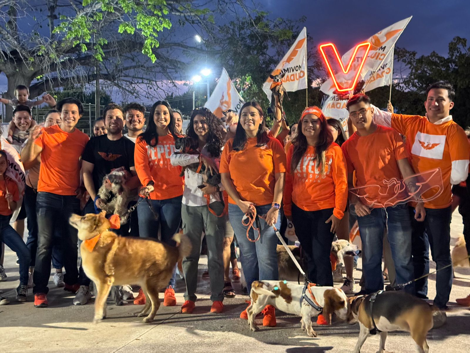 Con caminata canina inicia Mafer Arceo la campaña para el VI Distrito Federal