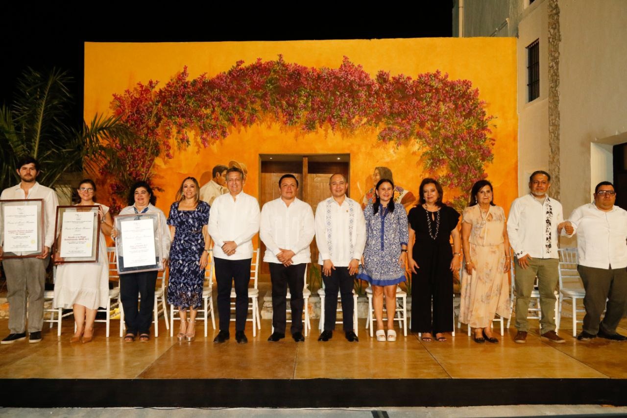 Asociaciones civiles yucatecas reciben medalla al Mérito Humano