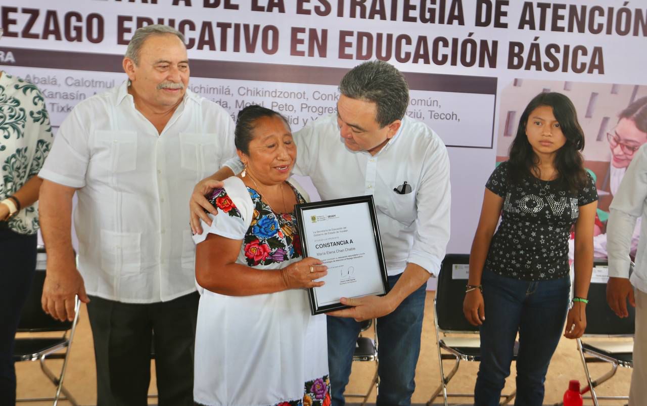 Adultos concluyen su educación básica en Yucatán