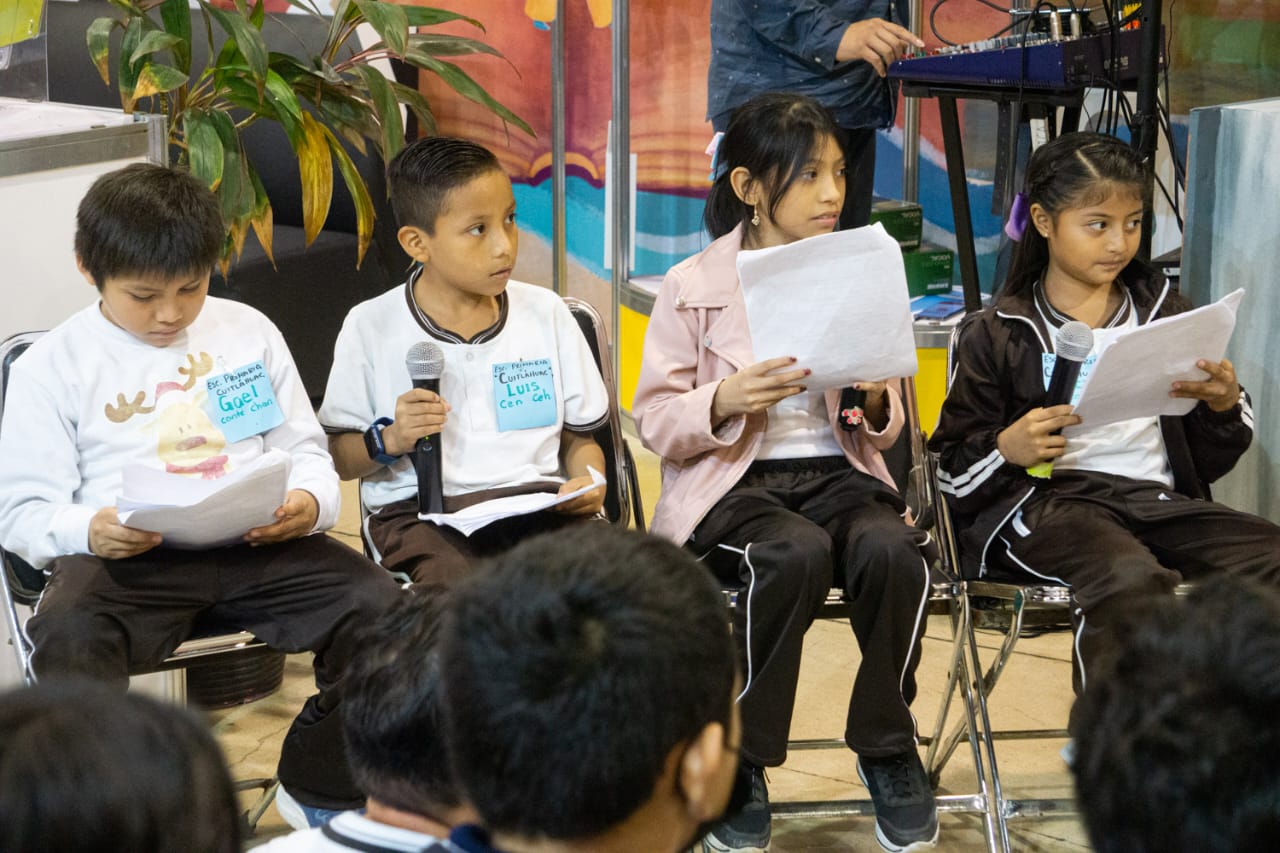 Niños de Tixpéhual presentan un radio cuento en la FILEY con éxito