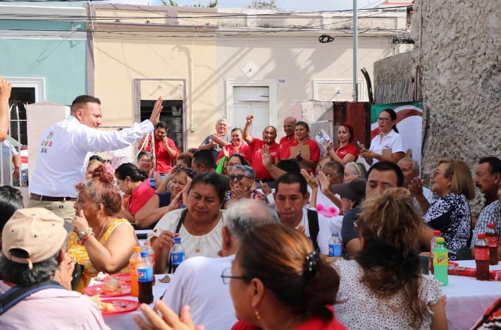 Sergio Vadillo recoge peticiones de sus vecinos del Huolpoch