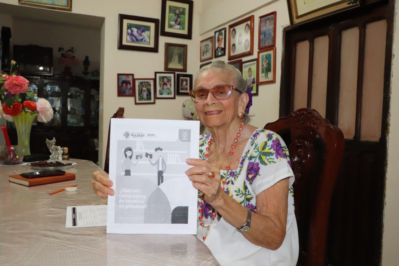 A sus 94 años doña Mary certifica su primaria, ahora va por la secundaria