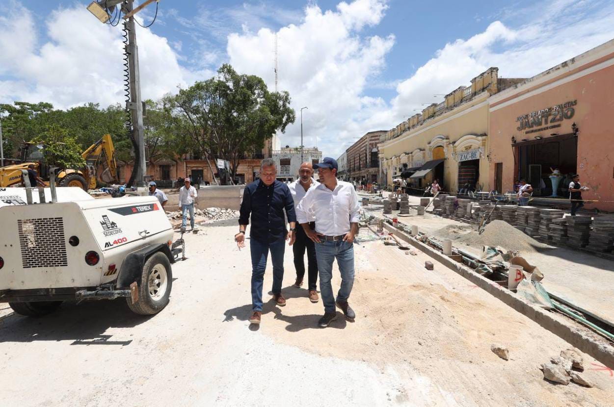 Vila visita los trabajos de la Plaza Grande y del Cetram Cancún