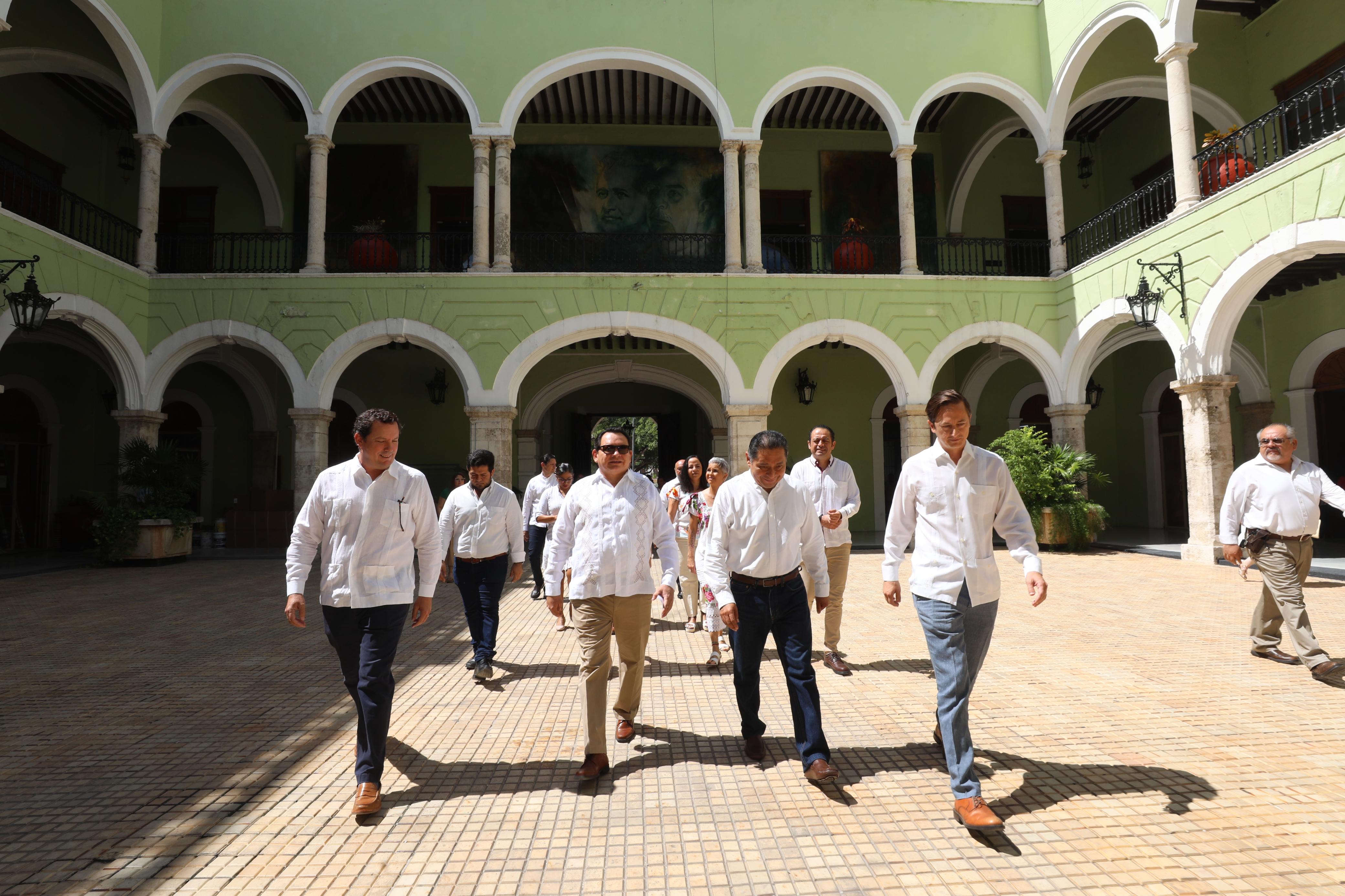 Inicia la transición en Yucatán, arriba Huacho a Palacio de Gobierno