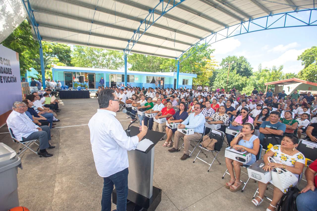 Liborio inicia la entrega de paquetes de Impulso Escolar en Kanasín