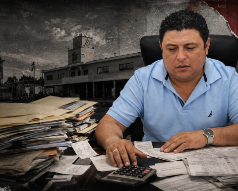 Montaje editorial de Edwin Bojórquez frente al Palacio Municipal de Kanasín, rodeado de facturas y documentos por pagar.