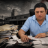 Montaje editorial de Edwin Bojórquez frente al Palacio Municipal de Kanasín, rodeado de facturas y documentos por pagar.