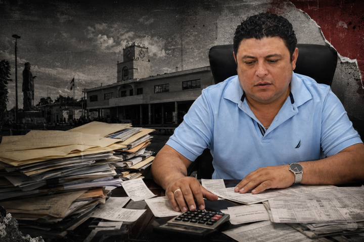 Montaje editorial de Edwin Bojórquez frente al Palacio Municipal de Kanasín, rodeado de facturas y documentos por pagar.