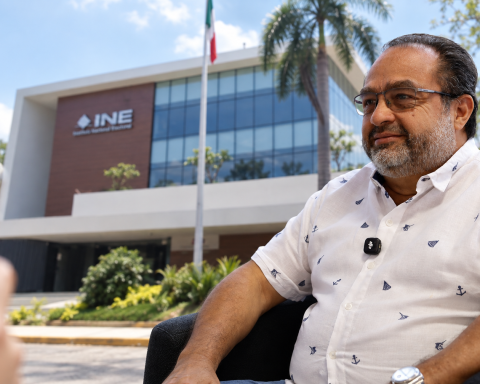 Luis Alvarado Díaz frente a la sede del INE en Yucatán, en una imagen sobre fiscalización electoral y redes sociales.
