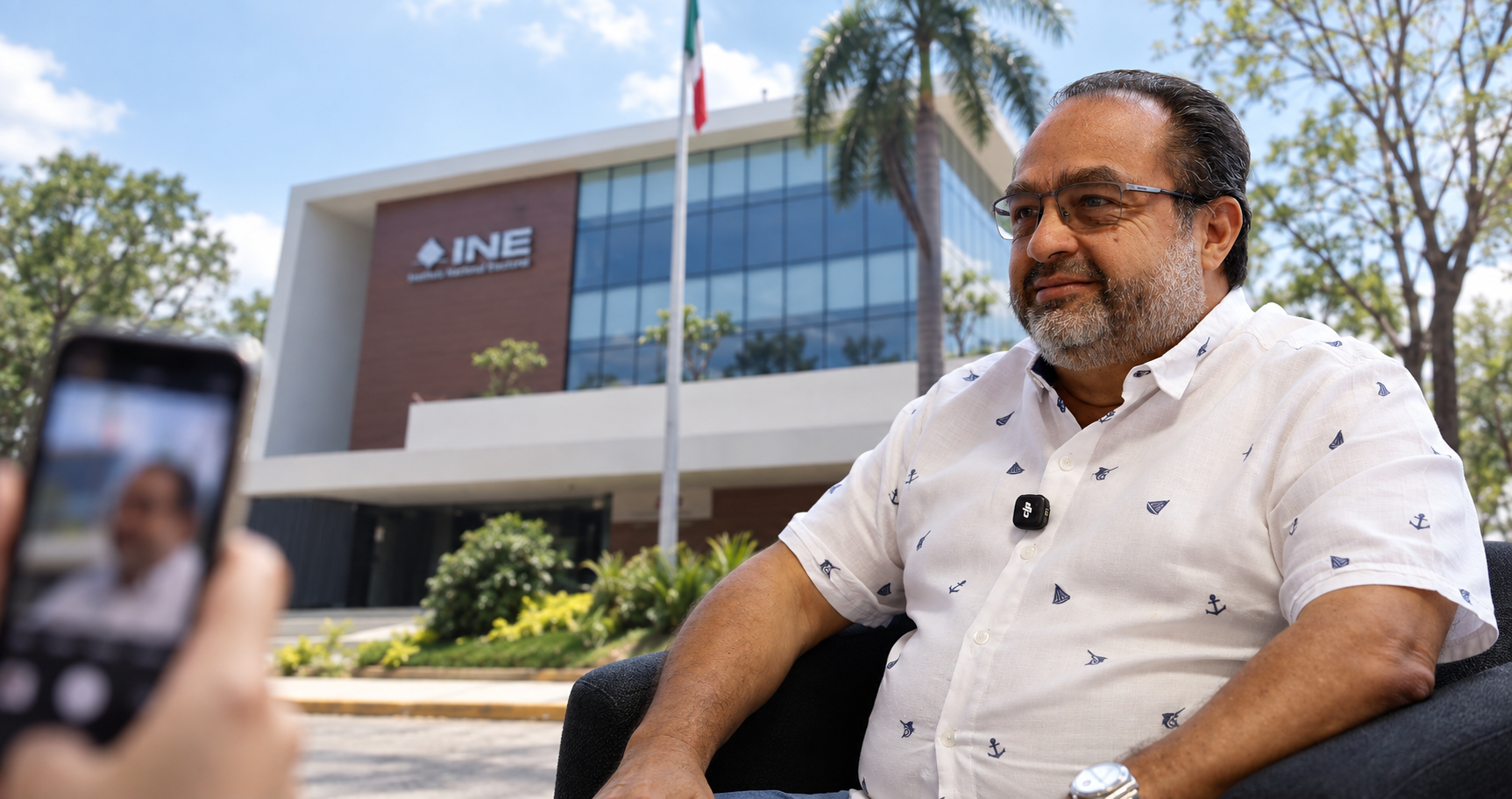 Luis Alvarado Díaz frente a la sede del INE en Yucatán, en una imagen sobre fiscalización electoral y redes sociales.